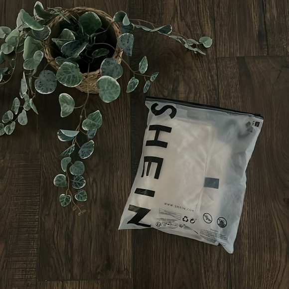 NWOT SHEIN Maternity Cross Wrap Sweetheart Neck Tee - Picture 6 of 6